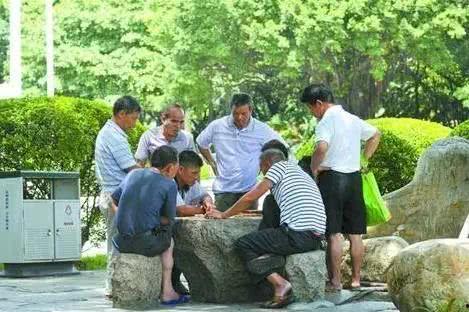 街头象棋吃瓜群众,围观群众的热闹盛宴