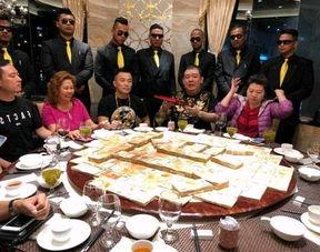 王婆说媒后面吃瓜群众,吃瓜群众纷纷围观