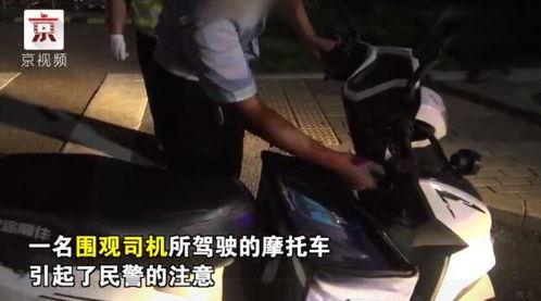 民警处理吃瓜群众,智慧化解现场纷争