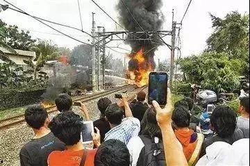 起火吃瓜群众看热闹,吃瓜群众围观，热闹非凡