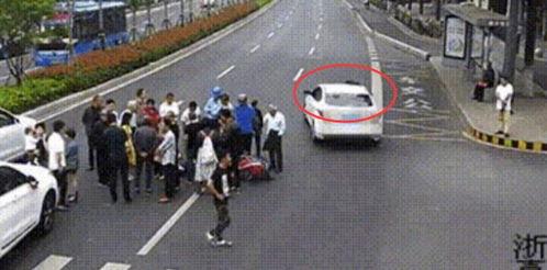 车祸现场吃瓜群众,吃瓜群众的围观与反思